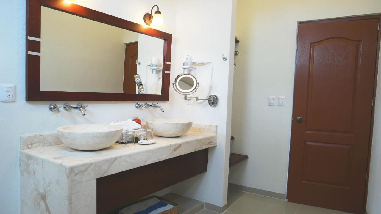 Suite con cama extragrande, terraza privada y vistas a la piscina